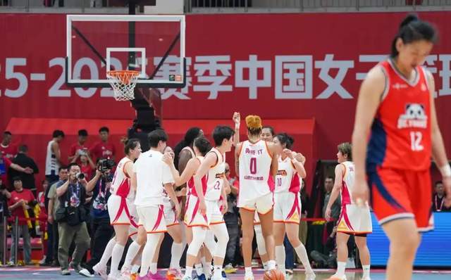 百度体育官网-抢5定冠军！女篮霸主危险了，山东双子星哑火，篮协主席白跑一趟